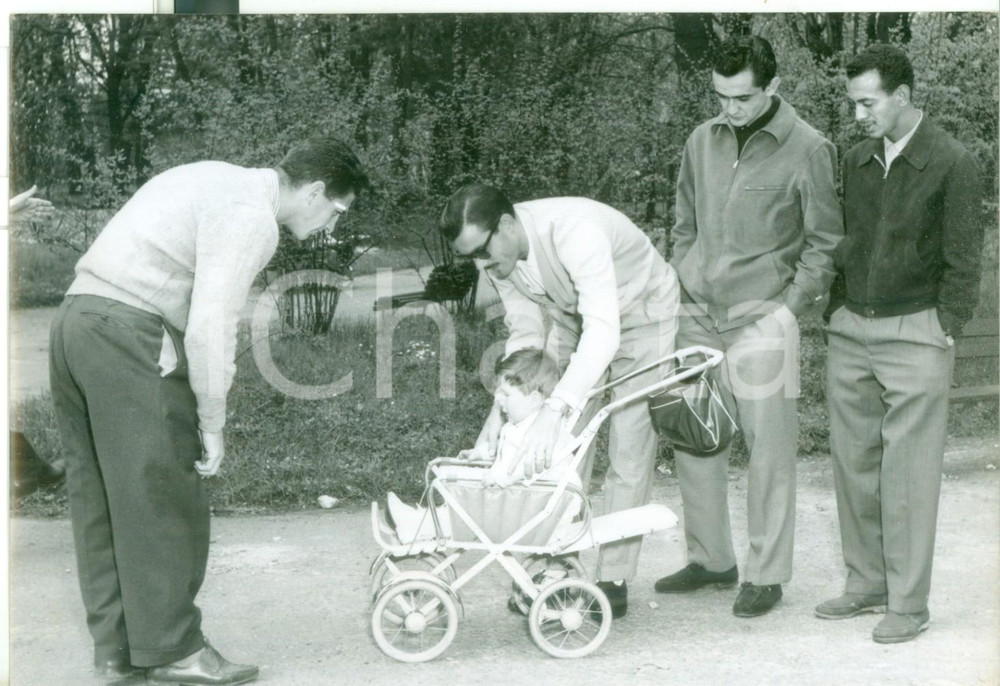 Fotografia d epoca originale 1956 MILANO Calciatori Nilton DE SORDI e Gino ORLANDO a passeggio con un bambino 1