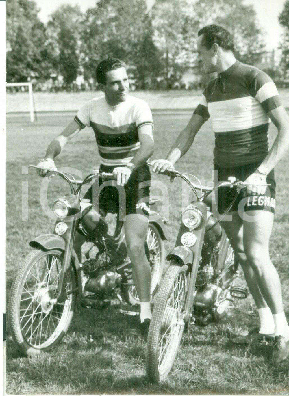 Fotografia d epoca originale 1958 PESARO Roger RIVIERE e Ercole BALDINI in sella a Moto BENELLI 49cc  Foto 1
