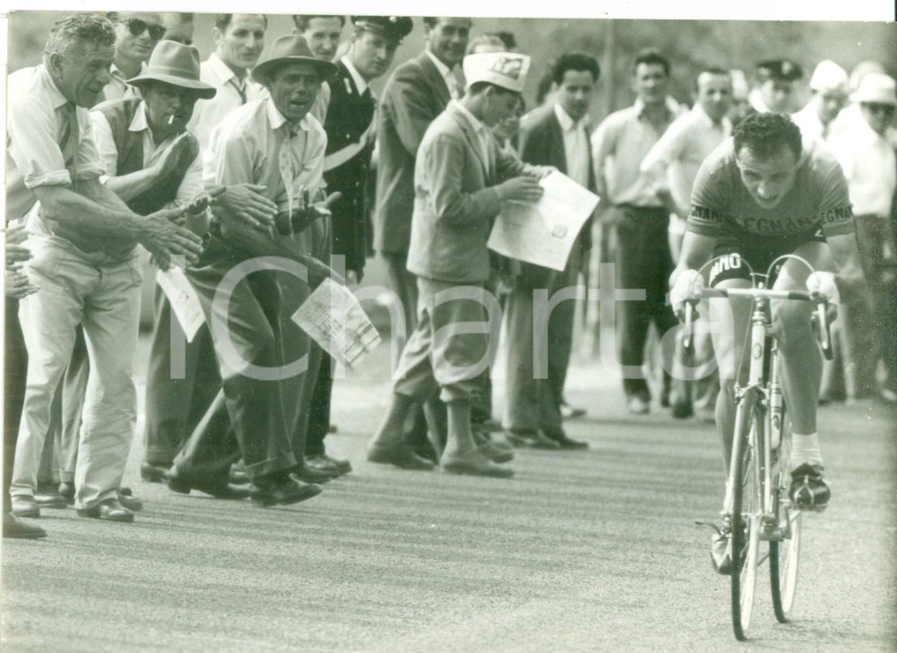 Fotografia d epoca originale 1958 CICLISMO 41Â° GIRO D ITALIA  Ercole BALDINI acclamato al suo passaggio 1