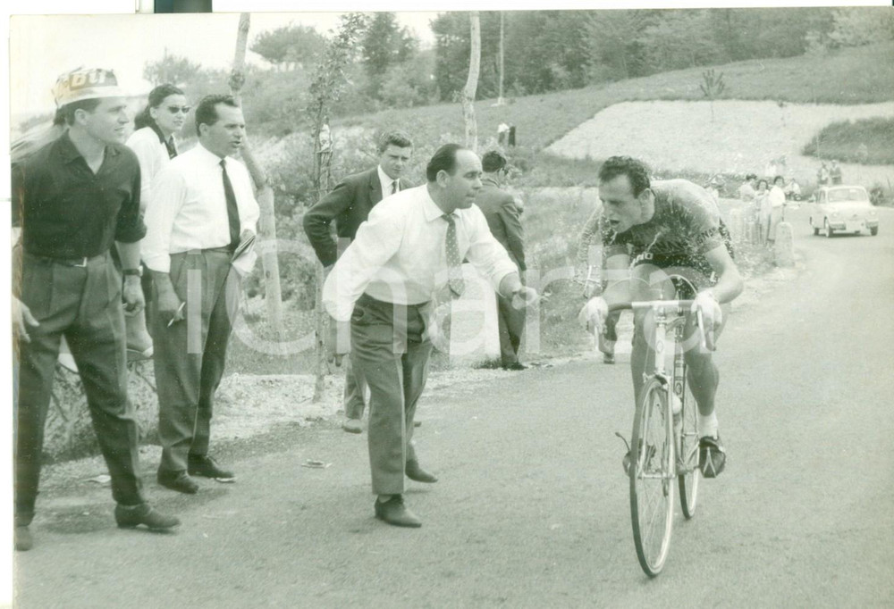 Fotografia d epoca originale 1958 CICLISMO 41Â° GIRO D ITALIA  Ercole BALDINI rinfrescato al suo passaggio 1