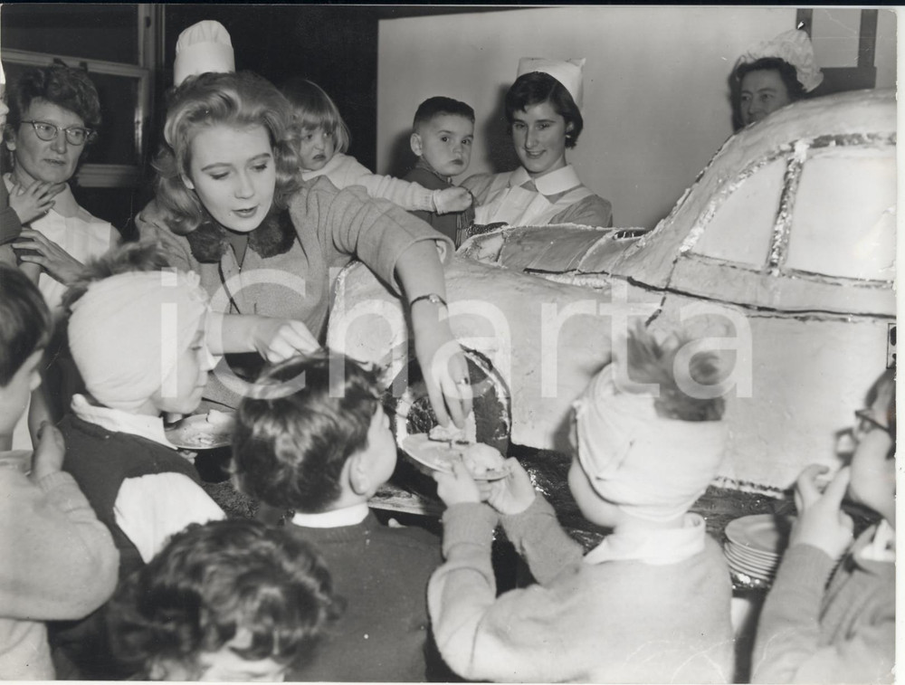 1961 LONDON Children's Hospital Juliet MILLS handing out motor car cake *Photo