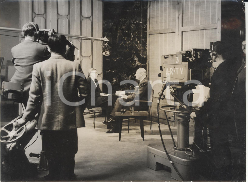 Fotografia d epoca originale 1958 LONDON Associated Rediffusion Robyn DAY interviews Harold MACMILLAN Photo 1