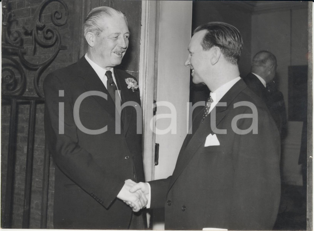 Fotografia d epoca originale 1959 LONDON Harold MACMILLAN handshaking with Hans Christian HANSEN Photo 1