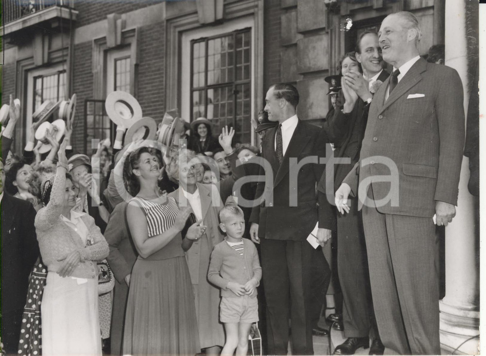 Fotografia d epoca originale 1959 KENT Harold MACMILLAN receiving plaudits after have beaten Albert MURRAY 1