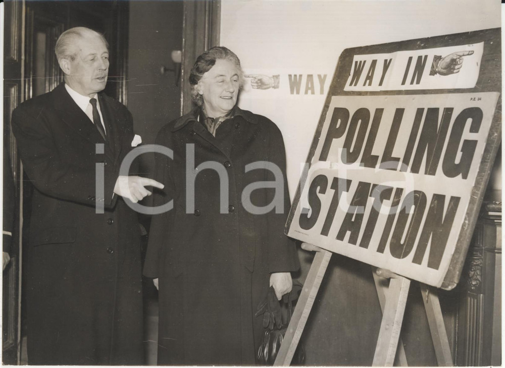 Fotografia d epoca originale 1958 LONDON Harold MACMILLAN and his wife Dorothy at Caxton Hall polling station 1