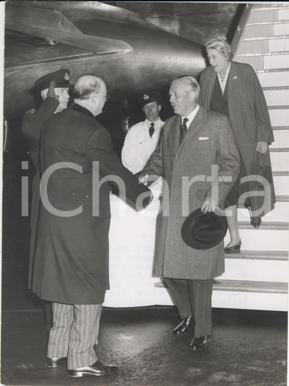 Fotografia d epoca originale 1960 LONDON Airport Rab BUTLER greeting Harold MACMILLAN after his African tour 1