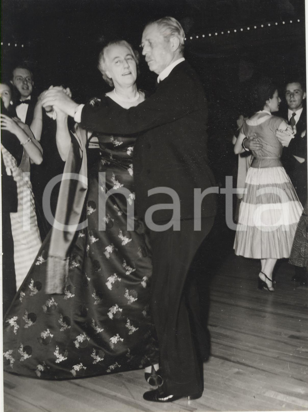 Fotografia d epoca originale 1957 BRIGHTON Regent Ballroom Harold MACMILLAN dancing with his wife Dorothy 1
