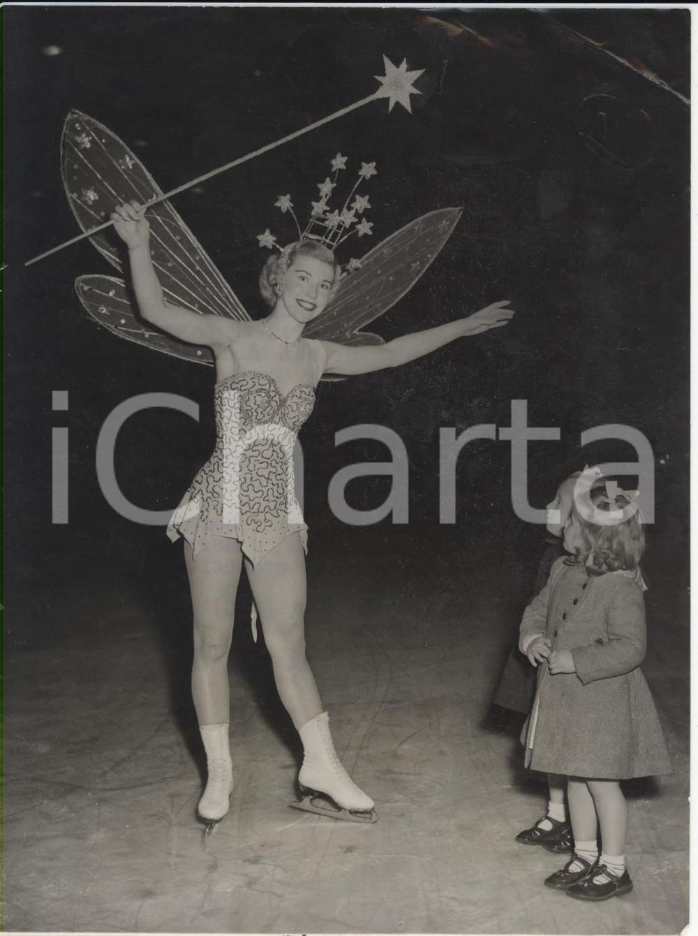 Fotografia d epoca originale 1954 LONDON S EMPRESS HALL Cinderella on Ice Joan CONNELL dressed as fairy queen 1