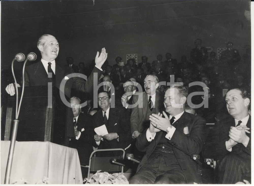 Fotografia d epoca originale 1957 LONDON Lord Quintin HOGG paying attention to Harold MACMILLAN s address 1