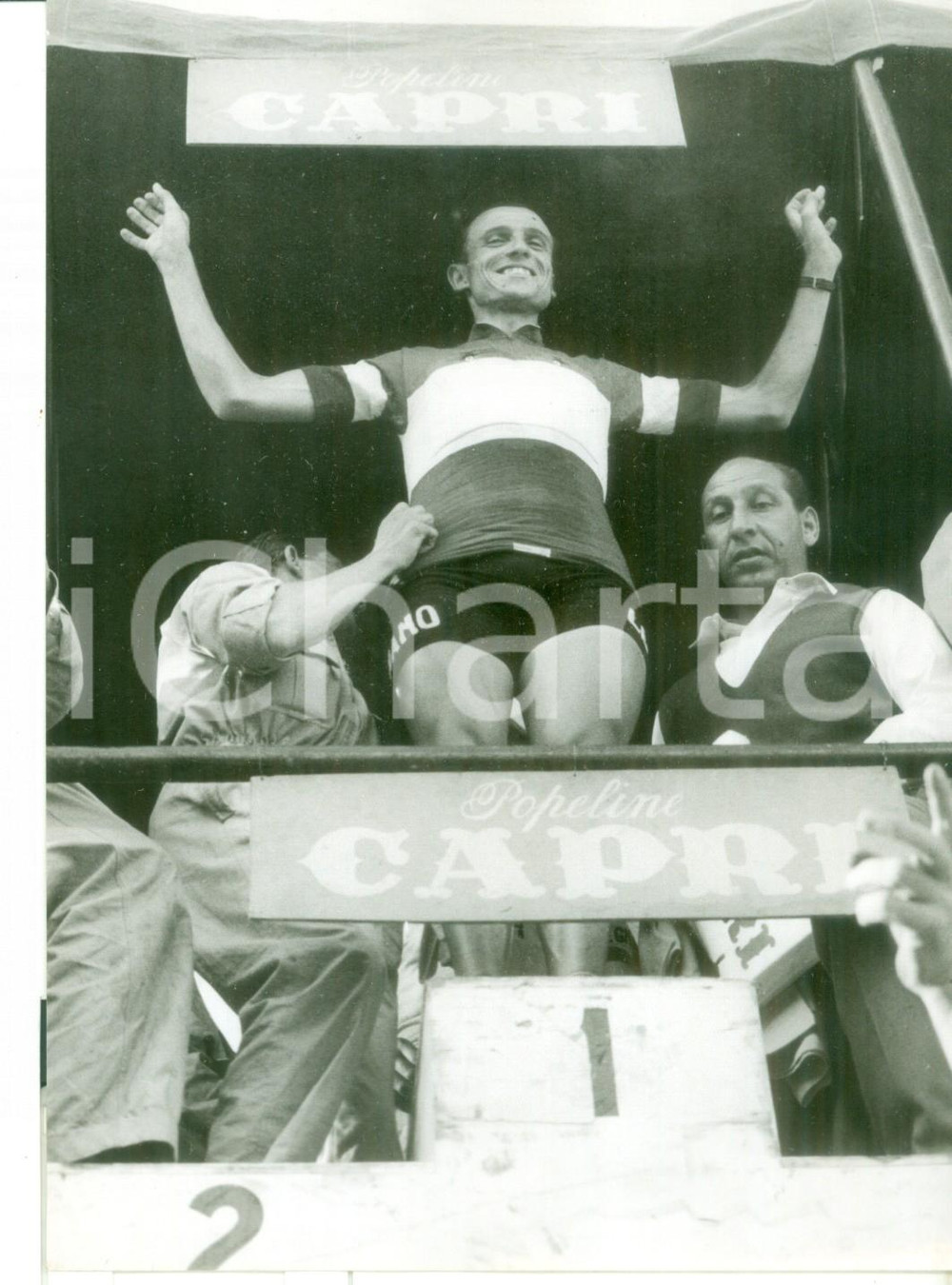 Fotografia d epoca originale 1960 ca CICLISMO GIRO D ITALIA Ercole BALDINI vincitore  Insegna POPELINE CAPRI 1