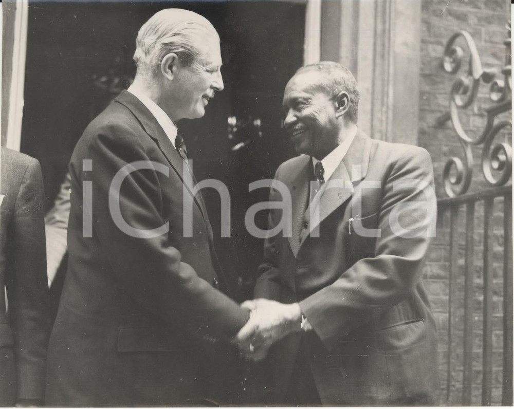 Fotografia d epoca originale 1957 LONDON Harold MACMILLAN handshaking with Sayyid Abdullah KHALIL Photo 1