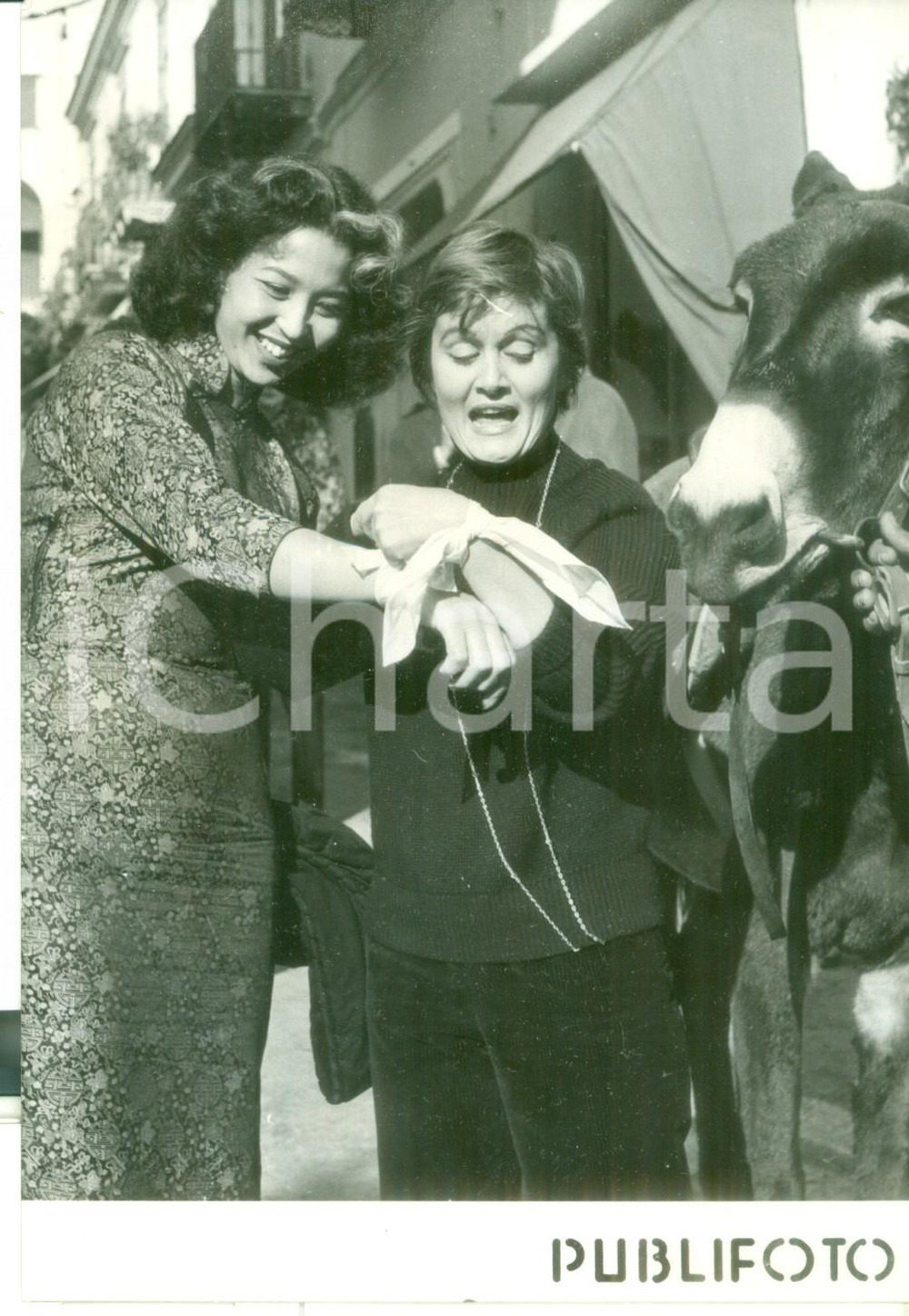 Fotografia d epoca originale 1954 CAPRI Convegno Scapoli e Zitelle  Pittrice Novella PARIGINI e Chinita NOEL 1