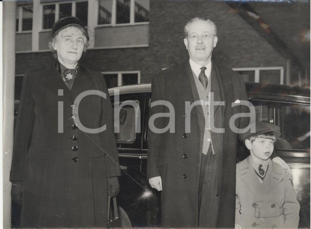 Fotografia d epoca originale 1957 LONDON Harold MACMILLAN with his wife Dorothy and his grandson Mark FABER 1