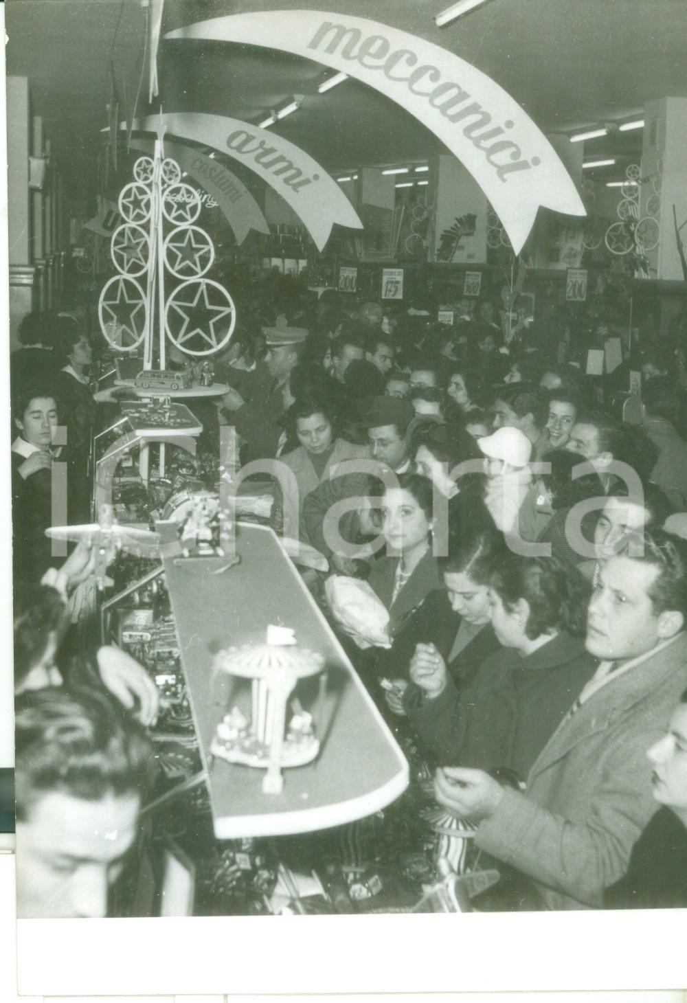 Fotografia d epoca originale 1958 NAPOLI Folla ai grandi magazzini per gli acquisti della Befana  Foto 1