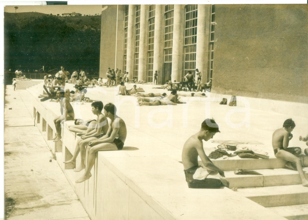 Fotografia d epoca originale 1957 ROMA FORO ITALICO  Ragazzi prendono il sole nella piscina  Foto 18x13 cm 1