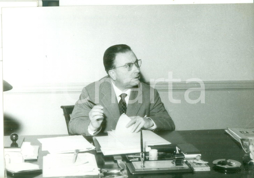 1959 GENOVA Ritratto dell'avvocato CAIAFFA organizzatore FESTIVAL DI SANREMO Fotografia d'epoca con didascalia coeva.  CONDIZIONI: G FORMATO: 18x13 cm   originale e autentica 1