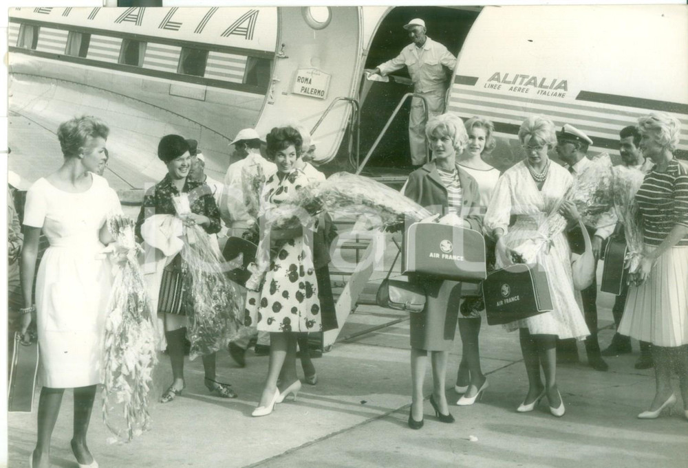 Fotografia d epoca originale 1959 PALERMO MISS EUROPA  Arrivo delle Miss su volo ALITALIA   Foto 18x13 cm 1