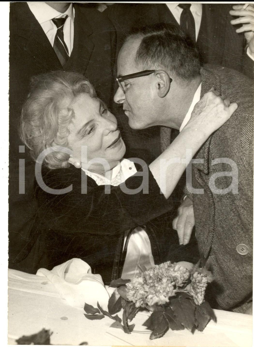 Fotografia d epoca originale 1961 PARIS PRIX FEMINA Henri THOMAS fÃ©licitÃ© par Mme Simone  Photo 13x18 1