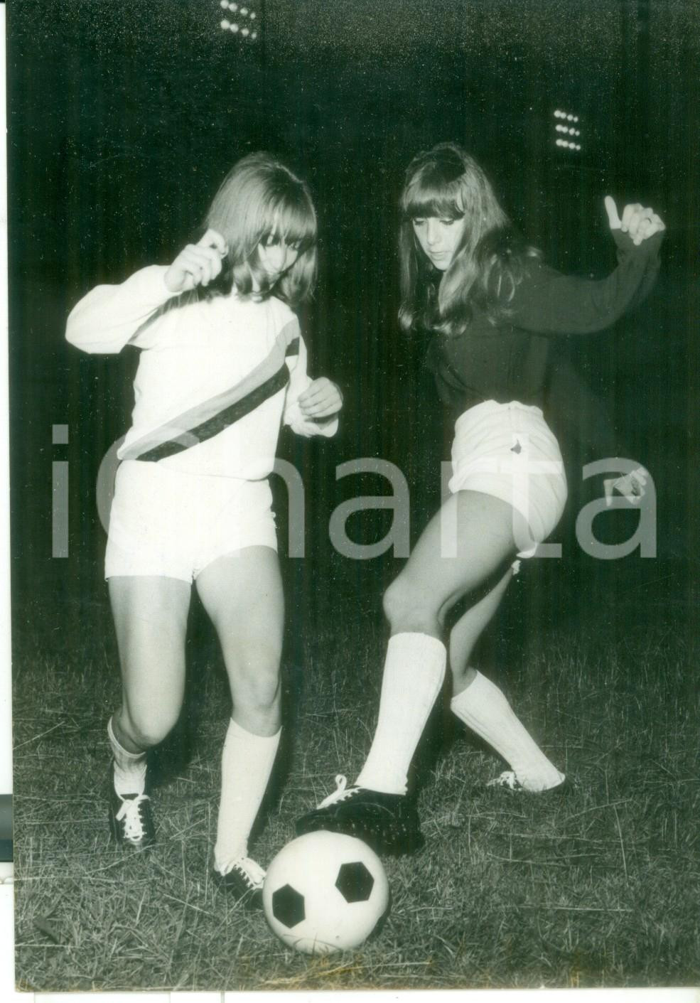 Fotografia d epoca originale 1966 CALCIO FEMMINILE InterBologna  Due giocatrici si contendono il pallone 1