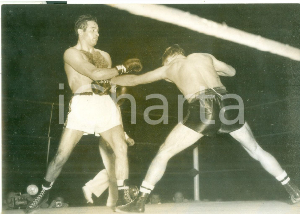 Fotografia d epoca originale 1954 MILANO PUGILATO  Una fase dell incontro Charles HUMEZTiberio MITRI Foto 1
