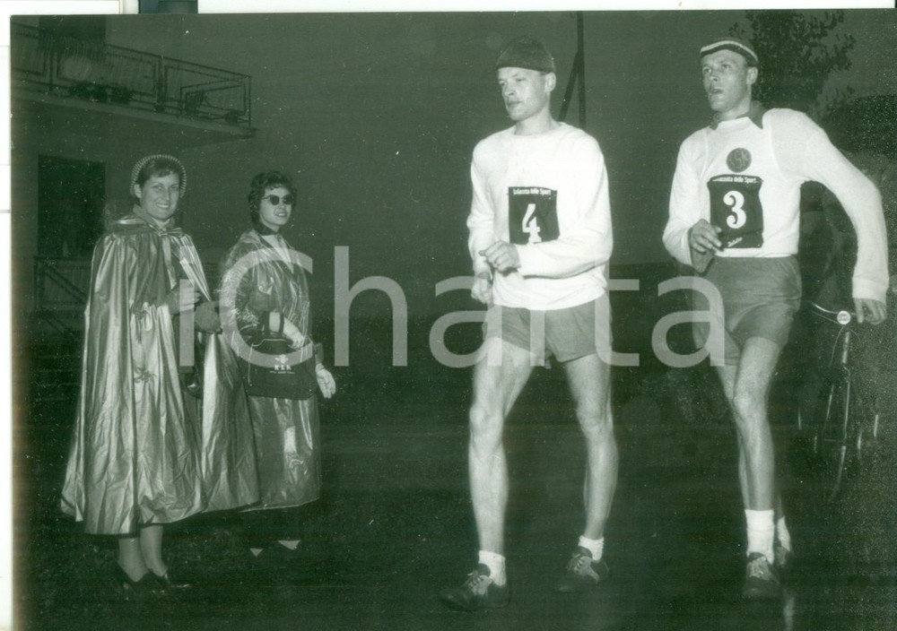 Fotografia d epoca originale 1955 MARCIA 100 KM SEREGNO  Passaggio gemelli Ake ed Erik SODERLUND Foto 18x13 1