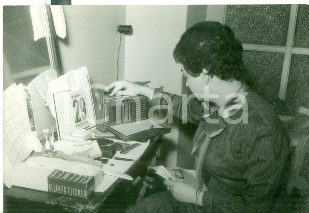 Fotografia d epoca originale 1950 ca PALERMO Teatro POLITEAMA  La cantante Katyna RANIERI ascolta la radio 1