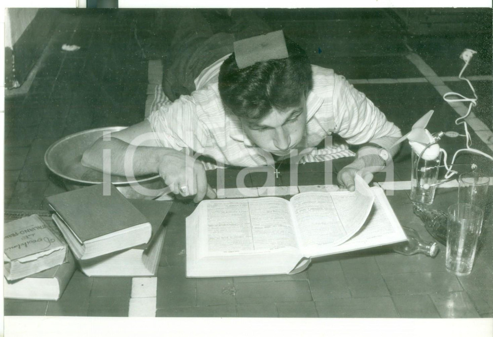 Fotografia d epoca originale Estate 1950 ca TORINO Studente universitario cerca refrigerio sul pavimento FOTO 1