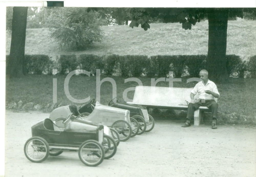 Fotografia d epoca originale 1950 ca TORINO Caldo estivo  Auto giocattolo senza bambini al parco  Foto 1