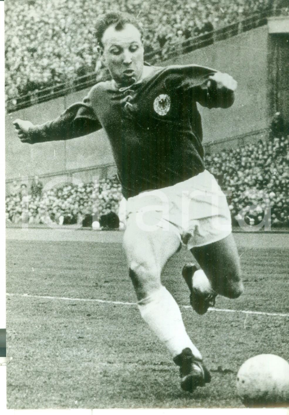 Fotografia d epoca originale 1968 GERMANIA CALCIO Ritratto del calciatore Uwe SEELER in azione  Foto 13x18 1