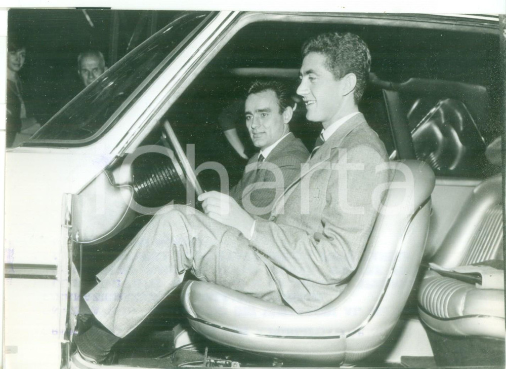 Fotografia d epoca originale 1963 TORINO Salone Automobile stand PININFARINA Imerio MASSIGNAN e Italo ZILIOLI 1