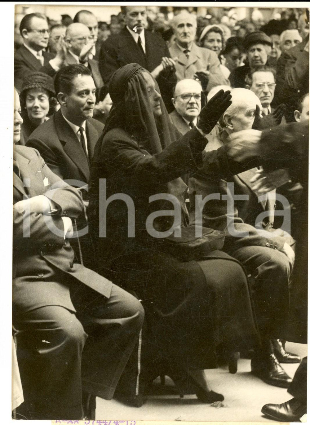 Fotografia d epoca originale 1957 PARIS Obsèques de Sacha GUITRY  La veuve Lara MARCONI  Photo 13x18 cm 1