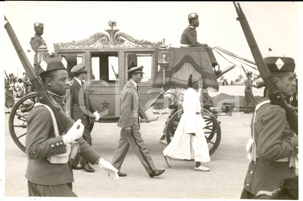 Fotografia d epoca originale 1955 ca MAROC Passaggio della carrozza del re durante una cerimonia Foto 1