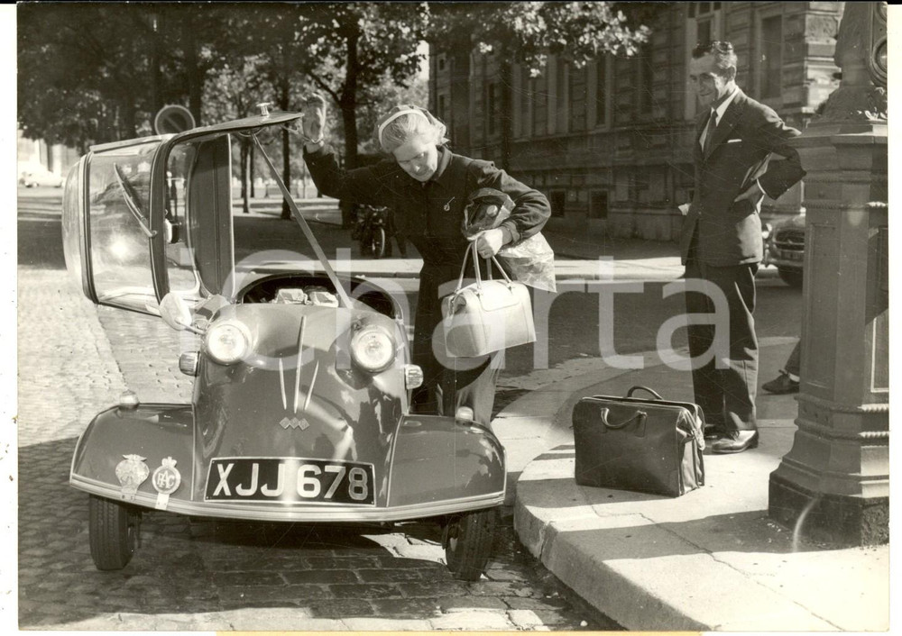 Fotografia d epoca originale 1959 PARIS Corsa MARBLE ARCHARC DE TRIOMPHE Partenza dottoressa MOORE PALATEVA 1