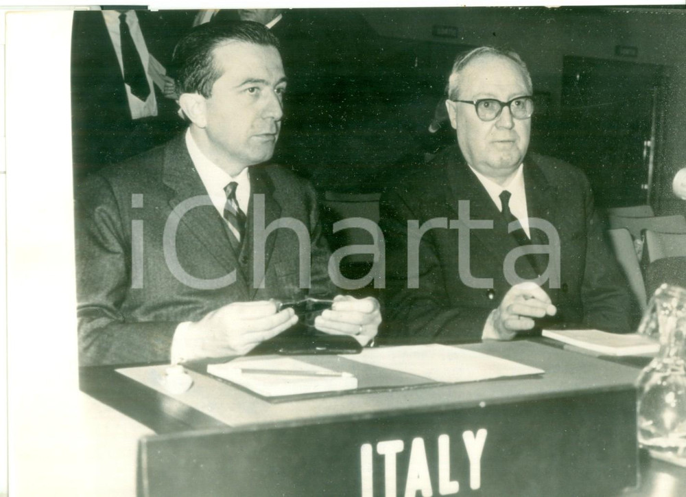 Fotografia d epoca originale 1963 PARIS Giulio ANDREOTTI e Giuseppe SARAGAT a una seduta NATO Foto 1