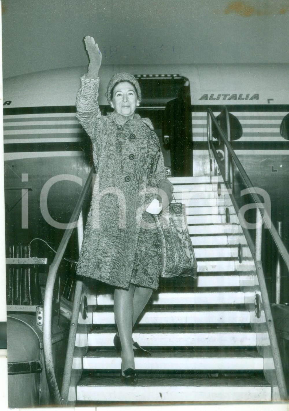 Fotografia d epoca originale 1960 ca MILANO Arrivo di Mala RUBINSTEIN su volo ALITALIA Foto 13x18 cm 1