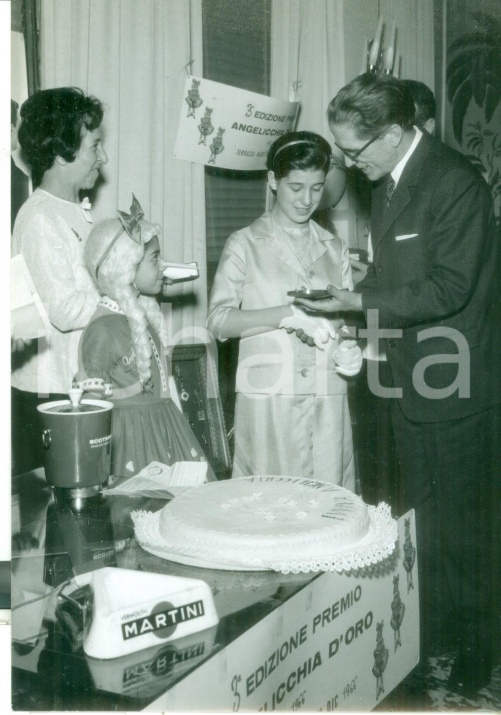 Fotografia d epoca originale 1966 MILANO ANGELICCHIA D ORO Lino MONTAGNA premia Immacolata ARCADU di 12 anni 1