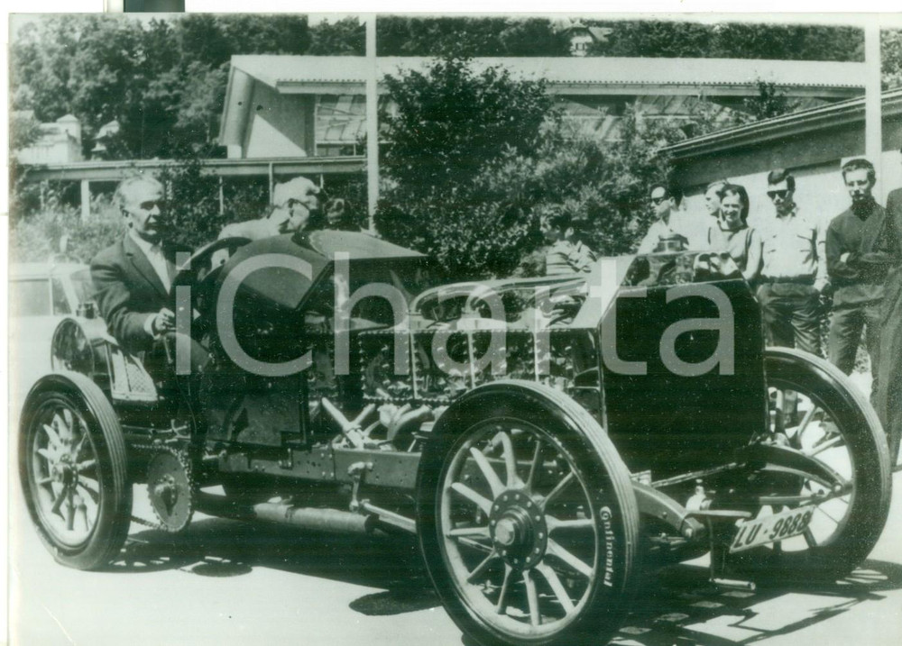 Fotografia d epoca originale 1965 LUCERNA Museo Svizzero dei Trasporti  Arrivo di un auto d epoca restaurata 1