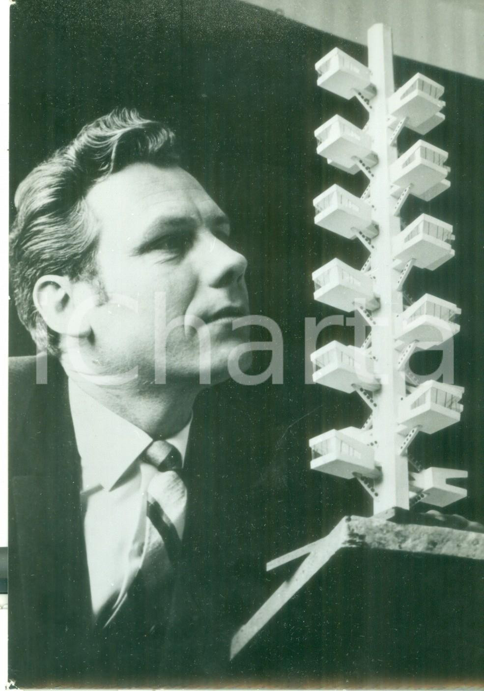 Fotografia d epoca originale 1965 STOCCARDA Architetto Horst DULLINGER con modellino dei suoi appartamenti 1
