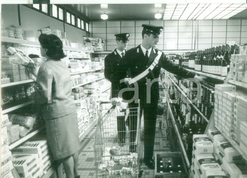 Fotografia d epoca originale 1965 PARIGI Carabinieri durante la spesa al supermercato della NATO  Foto 1