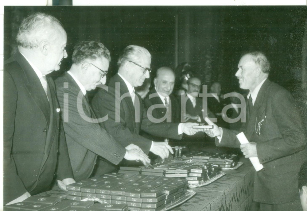 Fotografia d epoca originale 1957 ROMA Il presidente Giovanni GRONCHI consegna le Stelle al merito del lavoro 1