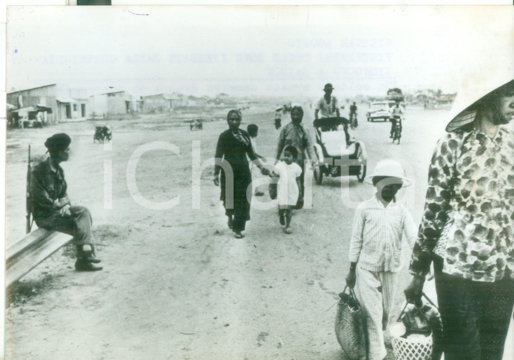 Fotografia d epoca originale 1965 SAIGON Vietnam  Soldato armato osserva vietnamiti fuggiti dalla guerriglia 1
