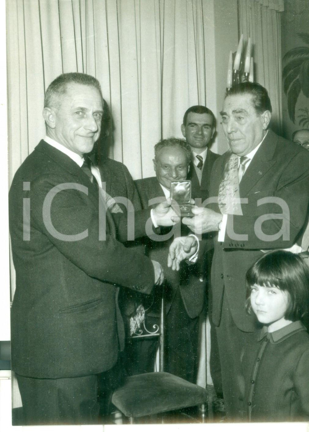 Fotografia d epoca originale 1966 MILANO Ciclisti Veterani Lombardi  Umberto DEI premia Gaetano BELLONI 1
