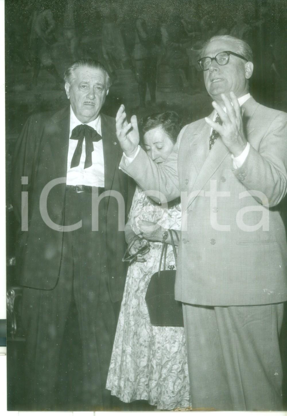 Fotografia d epoca originale 1956 ROMA Giovanni GRONCHI con il socialista Luigi ANTONINI e la moglie  Foto 1