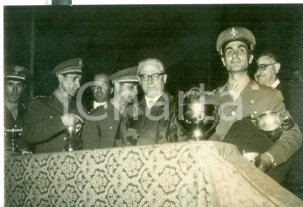 Fotografia d epoca originale 1957 ROMA CONCORSO IPPICO Coppa delle Nazioni  Giovanni GRONCHI premia Italia 1