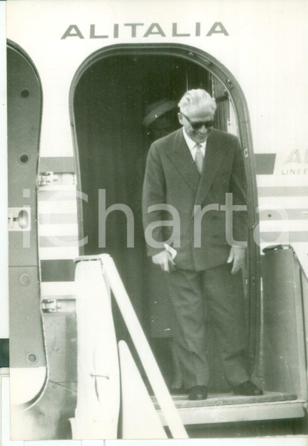 Fotografia d epoca originale 1958 ROMA  Giovanni GRONCHI su volo ALITALIA in partenza per il Brasile  Foto 1