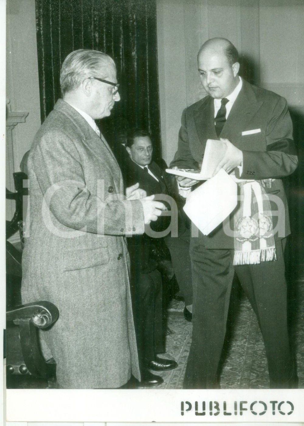 Fotografia d epoca originale 1956 CASTELLAMMARE DI STABIA  Giovanni UBERTI consegna targa a Giovanni GRONCHI 1