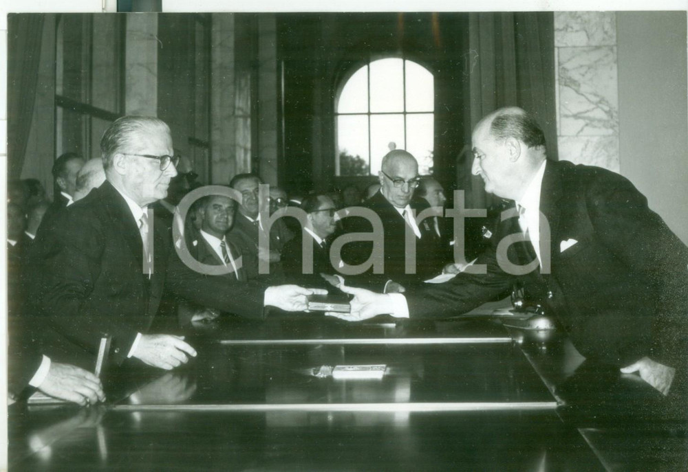 Fotografia d epoca originale 1958 ROMA EUR Convegno Cavalieri Lavoro  Giovanni GRONCHI conferisce le insegne 1