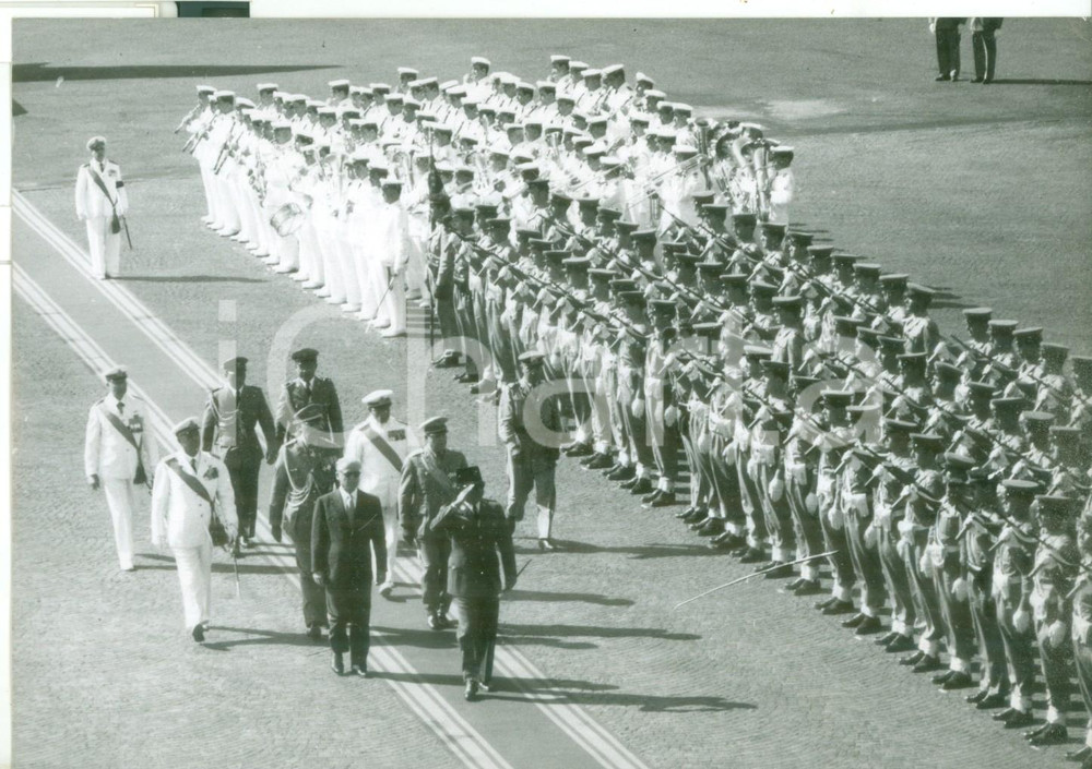 Fotografia d epoca originale 1956 ROMA CIAMPINO  Arrivo di SUKARNO ricevuto dal presidente Giovanni GRONCHI 1