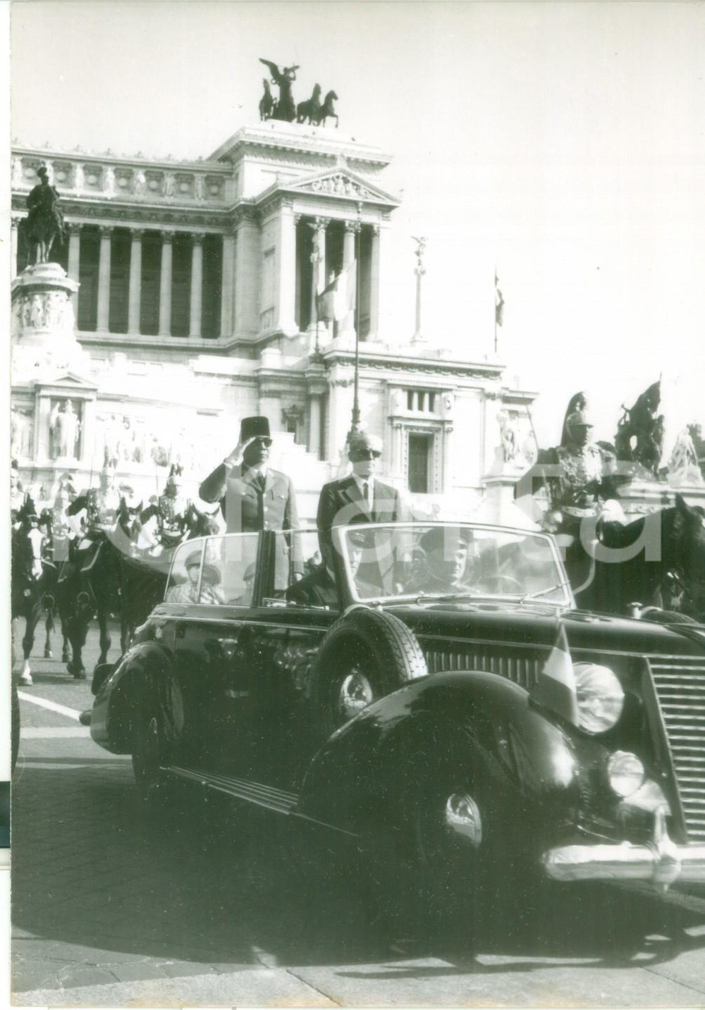 Fotografia d epoca originale 1956 ROMA VITTORIANO  Corteo del presidente SUKARNO con Giovanni GRONCHI 1