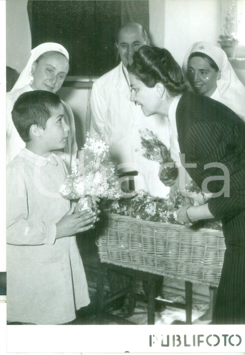Fotografia d epoca originale 1957 POZZUOLI Preventorio CROCE ROSSA Carla GRONCHI dona uova di Pasqua ai bimbi 1